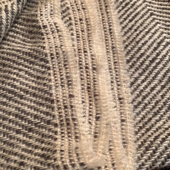 Loft thick gray and white scarf - Picture 5 of 5